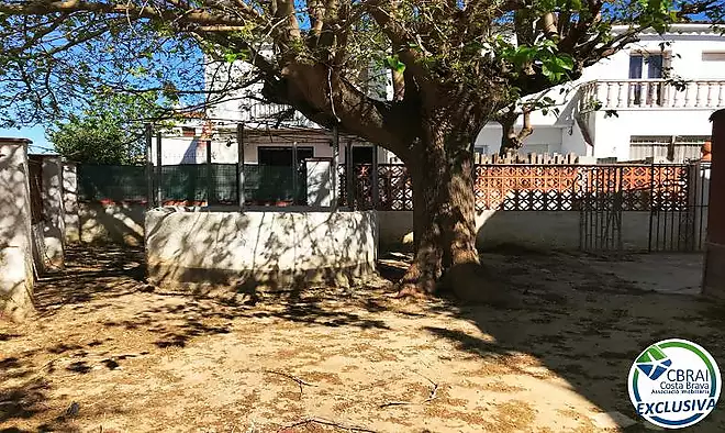El teu proper projecte a Empuriabrava: casa amb jard&iacute; i molt de potencial