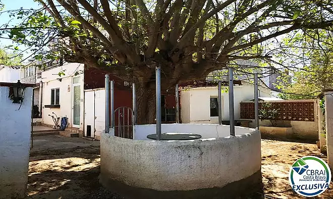 El teu proper projecte a Empuriabrava: casa amb jard&iacute; i molt de potencial