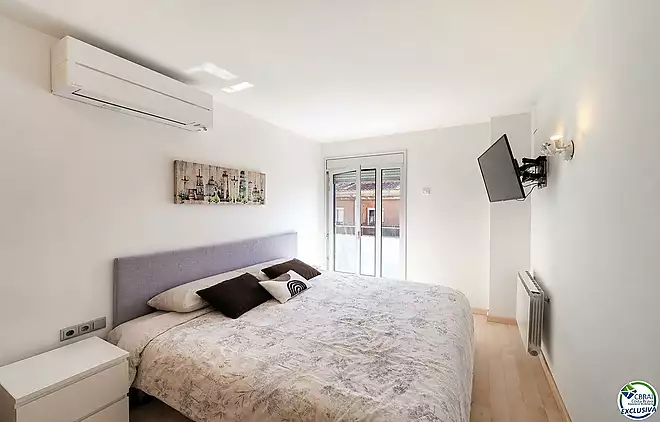 D&uacute;plex &agrave;tic amb gran terrassa al centre de Roses