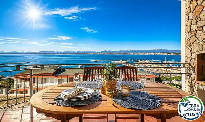 Habitatge exclusiu amb vistes panor&agrave;miques al mar i al port de Roses