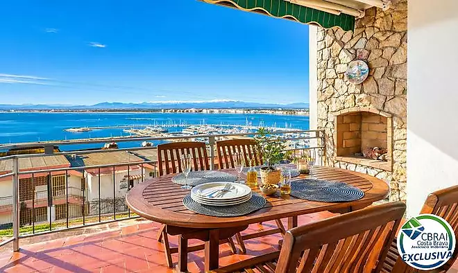 Habitatge exclusiu amb vistes panor&agrave;miques al mar i al port de Roses