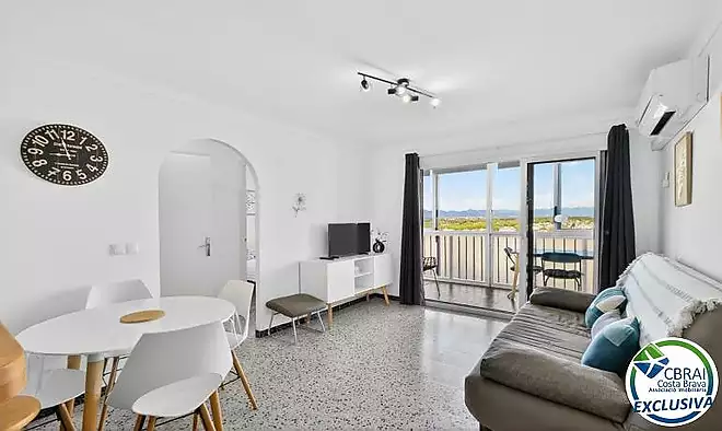 S&Iacute;LVIA  Acollidor apartament de 2 dormitoris a 50 m de la platja amb llic&egrave;ncia tur&iacute;stica