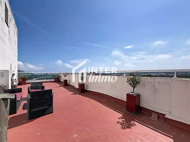 For sale in Rosas &ndash; Renovated studio with a 72 m&sup2; terrace and panoramic sea view.
