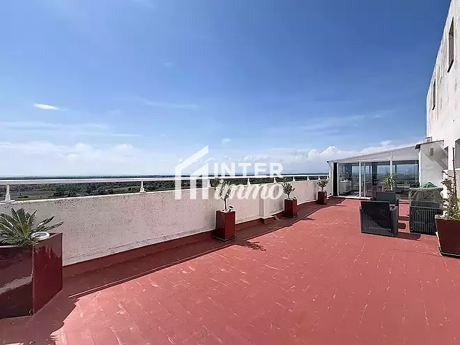 For sale in Rosas &ndash; Renovated studio with a 72 m&sup2; terrace and panoramic sea view.