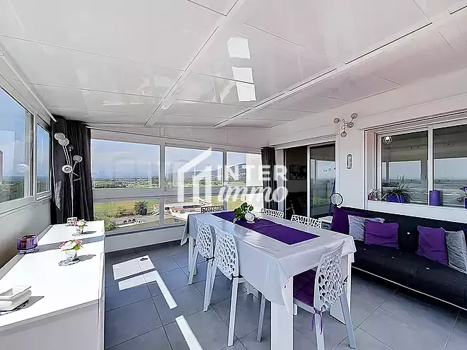 For sale in Rosas &ndash; Renovated studio with a 72 m&sup2; terrace and panoramic sea view.