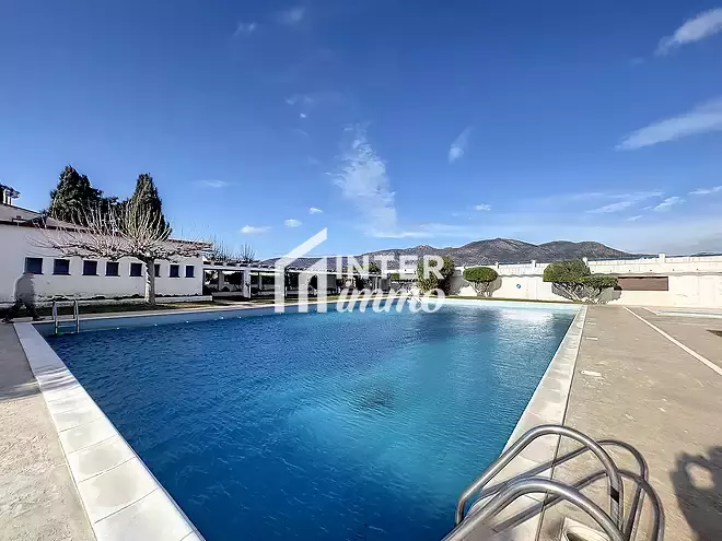 For sale in Rosas &ndash; Renovated studio with a 72 m&sup2; terrace and panoramic sea view.