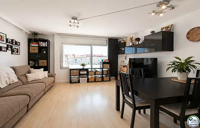 Penthouse duplex with large terrace in central Roses
