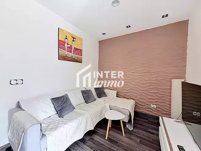 2-bedroom apartment with canal view and tourist license.