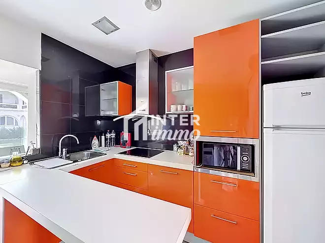 2-bedroom apartment with canal view and tourist license.