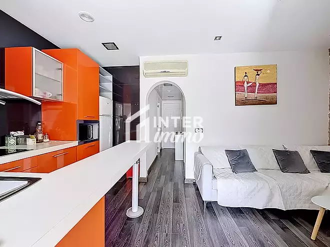 2-bedroom apartment with canal view and tourist license.