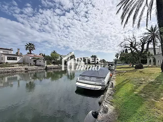 2-bedroom apartment with canal view and tourist license.