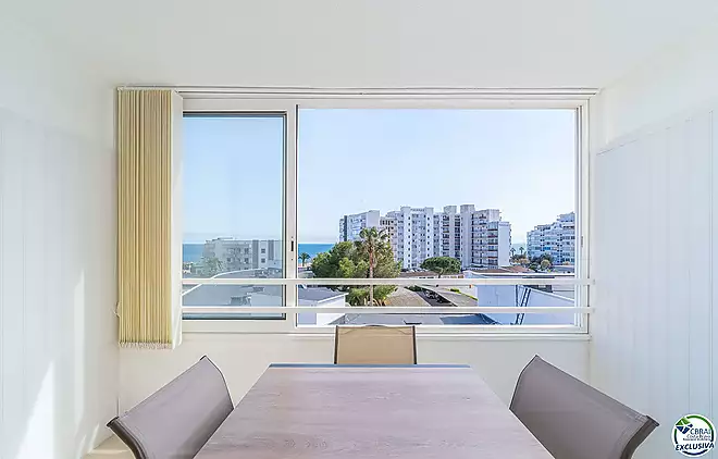 Apartment in perfect condition with one bedroom and sea views.