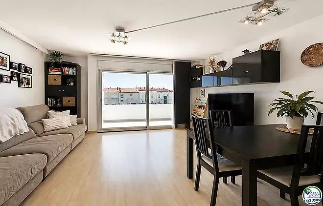 D&uacute;plex &agrave;tic amb gran terrassa i p&agrave;rquing al centre de Roses