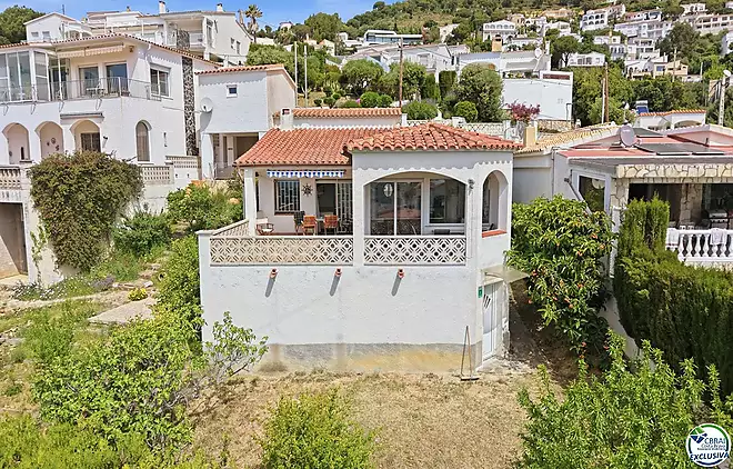VIL•LA INDEPENDENT AMB VISTES AL MAR, LLICÈNCIA TURÍSTICA I UN JARDÍ AMB ARBRES FRUITERS