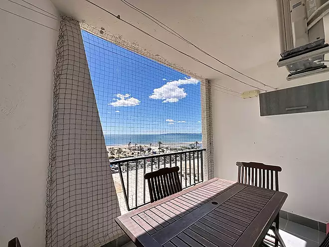 &Agrave;tic renovat amb vista al mar davant del mar a Empuriabrava.