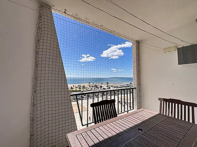 &Agrave;tic renovat amb vista al mar davant del mar a Empuriabrava.