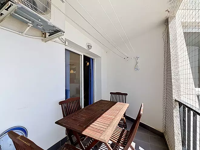 &Agrave;tic renovat amb vista al mar davant del mar a Empuriabrava.