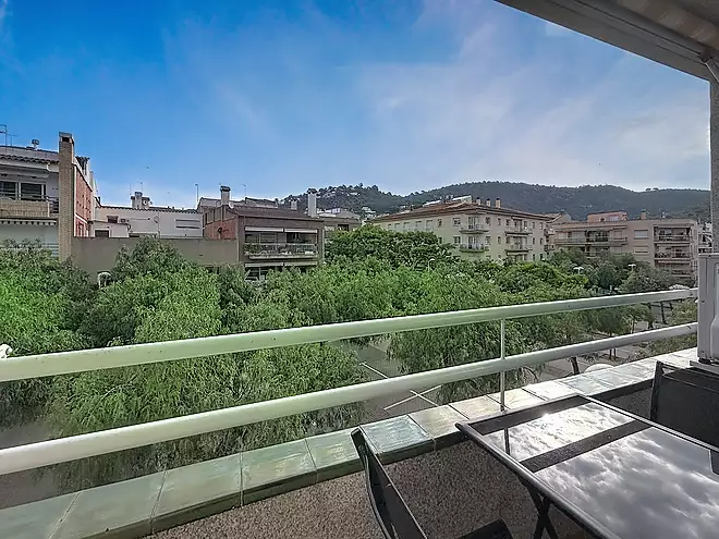 Apartament renovat amb llic&egrave;ncia tur&iacute;stica al centre de Roses, a 150m de la platja.