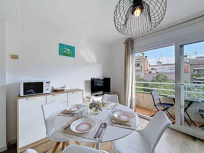 Apartament renovat amb llic&egrave;ncia tur&iacute;stica al centre de Roses, a 150m de la platja.