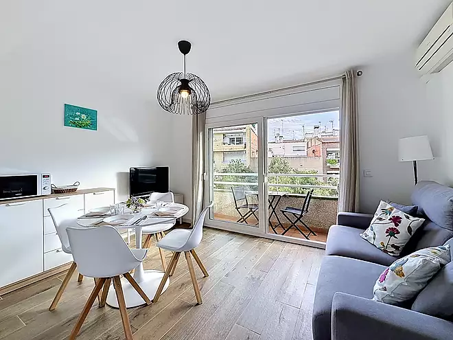 Apartament renovat amb llic&egrave;ncia tur&iacute;stica al centre de Roses, a 150m de la platja.