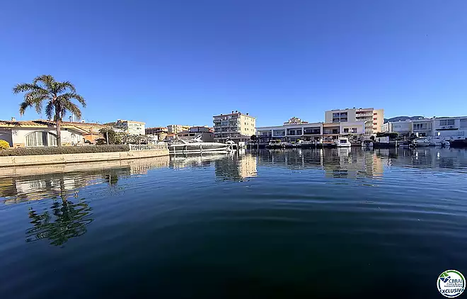 Amarrador de 4 x 12 m per a embarcacions tant de vela com de motor.