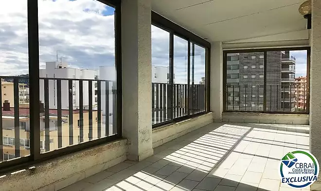 &Agrave;tic amb &agrave;mplia terrassa en venda a Santa Margarita, Roses