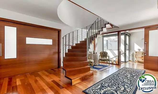 Casa unifamiliar exclusiva amb ascensor, jard&iacute; i m&uacute;ltiples espais independents a Llan&ccedil;&agrave;