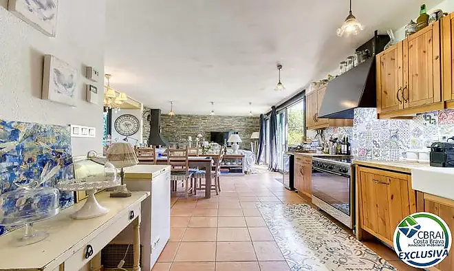 Casa unifamiliar exclusiva amb ascensor, jard&iacute; i m&uacute;ltiples espais independents a Llan&ccedil;&agrave;
