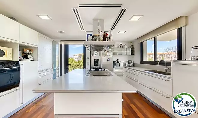Casa unifamiliar exclusiva amb ascensor, jard&iacute; i m&uacute;ltiples espais independents a Llan&ccedil;&agrave;