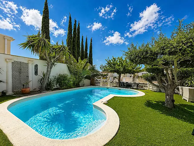 Ground floor house with an 11.50m mooring in Empuriabrava.