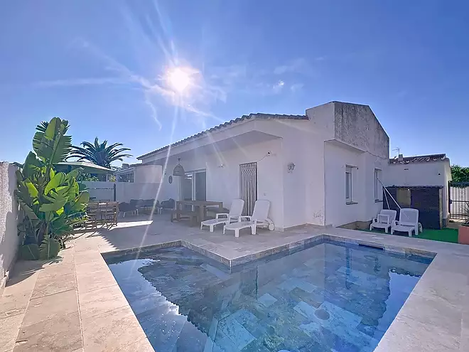 Oportunitat - Casa de planta baixa amb piscina a Empuriabrava