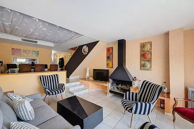 House with tourist license, 4 bedrooms and an 8m mooring.