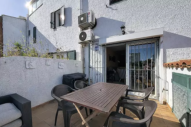 House with tourist license, 4 bedrooms and an 8m mooring.