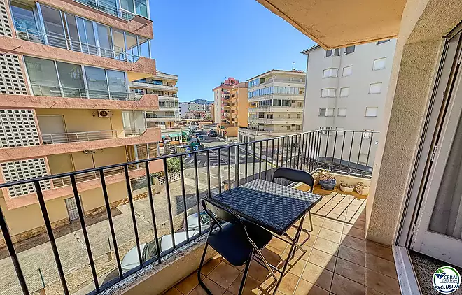 Acollidor apartament de 2 habitacions amb terrassa &mdash; Roses (Santa Margarita)