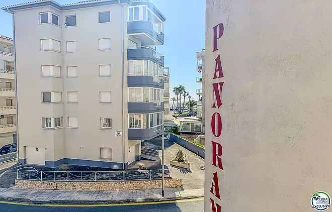 Acollidor apartament de 2 habitacions amb terrassa &mdash; Roses (Santa Margarita)