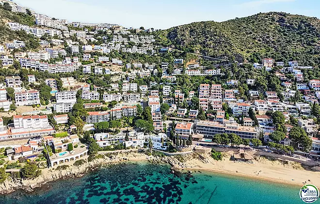 VIL&middot;LA AMB VISTES AL MAR A CANYELLES: PRIVACITAT, LLUM NATURAL I LA MEDITERR&Agrave;NIA COM A PROTAGONISTA