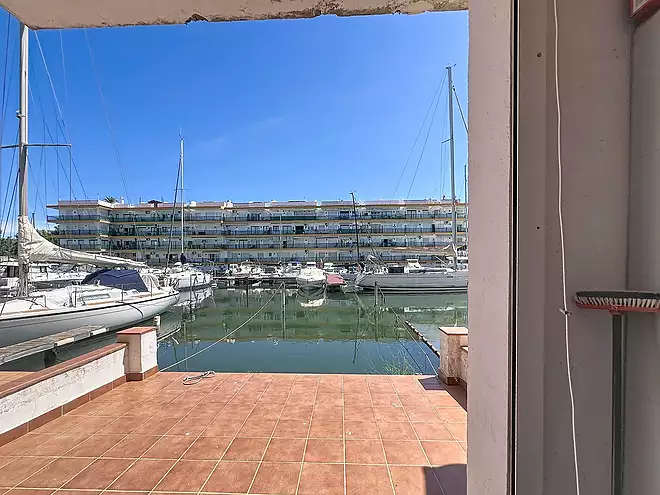 Fisherman&rsquo;s house with 5 x 10 m mooring before the bridges, 200 m from the beach.