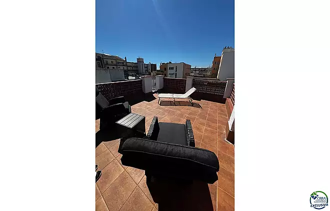 Petita casa de vacances en venda al cor d'Empuriabrava, a només 800 metres de la platja.