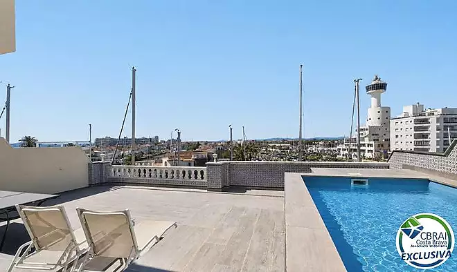 CAVALL DE MAR  &Agrave;tic-d&uacute;plex amb gran terrassa, piscina privada i vistes al canal