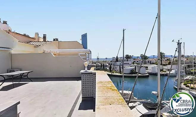 CAVALL DE MAR  &Agrave;tic-d&uacute;plex amb gran terrassa, piscina privada i vistes al canal