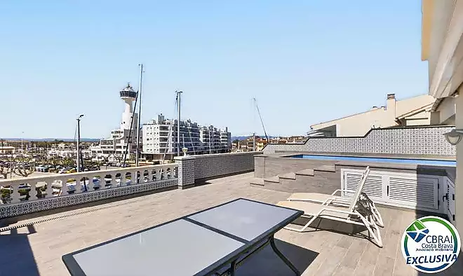 CAVALL DE MAR  &Agrave;tic-d&uacute;plex amb gran terrassa, piscina privada i vistes al canal