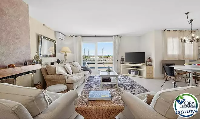 CAVALL DE MAR  &Agrave;tic-d&uacute;plex amb gran terrassa, piscina privada i vistes al canal
