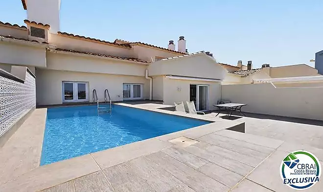 CAVALL DE MAR  &Agrave;tic-d&uacute;plex amb gran terrassa, piscina privada i vistes al canal