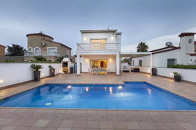Elegant villa for sale with tourist license on the wide Ebre canal.