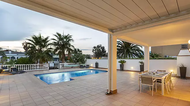 En venda elegant vila amb llic&egrave;ncia tur&iacute;stica al canal ample de l&rsquo;Ebre.