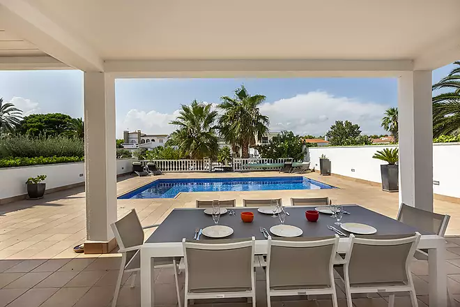 En venda elegant vila amb llic&egrave;ncia tur&iacute;stica al canal ample de l&rsquo;Ebre.