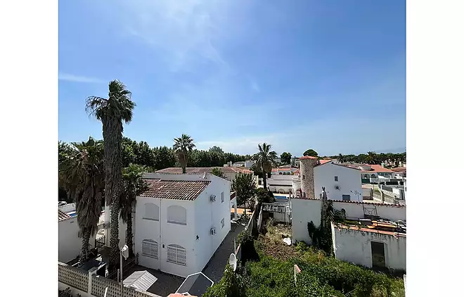 Un apartament de vacances de 85 m² decorat amb bon gust amb un gran balcó al cor d'Empuriabrava.