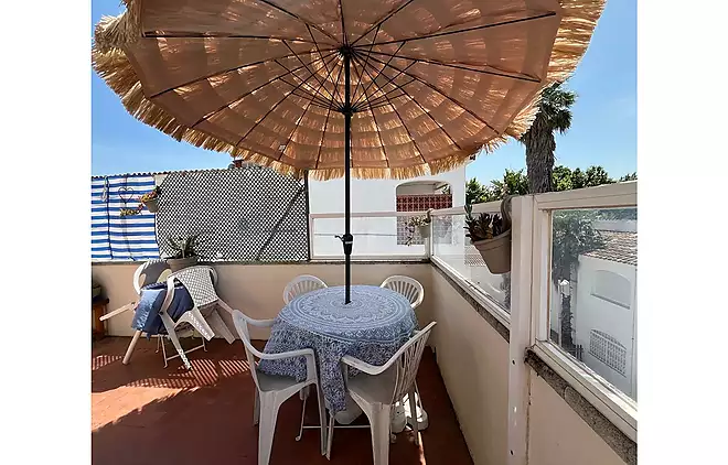 Acollidor apartament de 85 m&sup2; amb un ampli balc&oacute; a 250m de la platja a Empuriabrava.