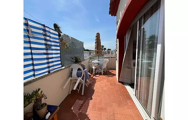 Acollidor apartament de 85 m&sup2; amb un ampli balc&oacute; a 250m de la platja a Empuriabrava.