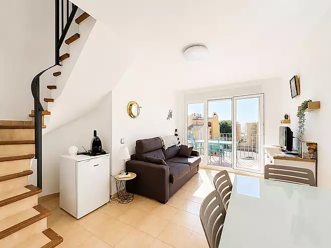 Apartament a l&rsquo;&uacute;ltim pis amb terrassa al terrat i vistes al mar a Empuriabrava